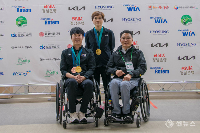 김동일 선수(앞줄 왼쪽), 장성원 감독, 김연미 선수(뒷줄)