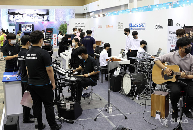 지난해 개최된 대구국제 악기 및 음향기기 박람회에서 참관객들이 악기를 체험하고 있다
