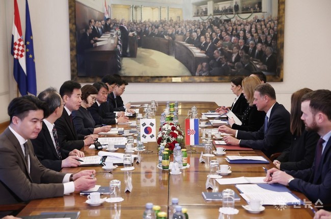 김 의장은 크로아티아 국회를 방문해 고르단 얀드로코비치 국회의장과 환담했다